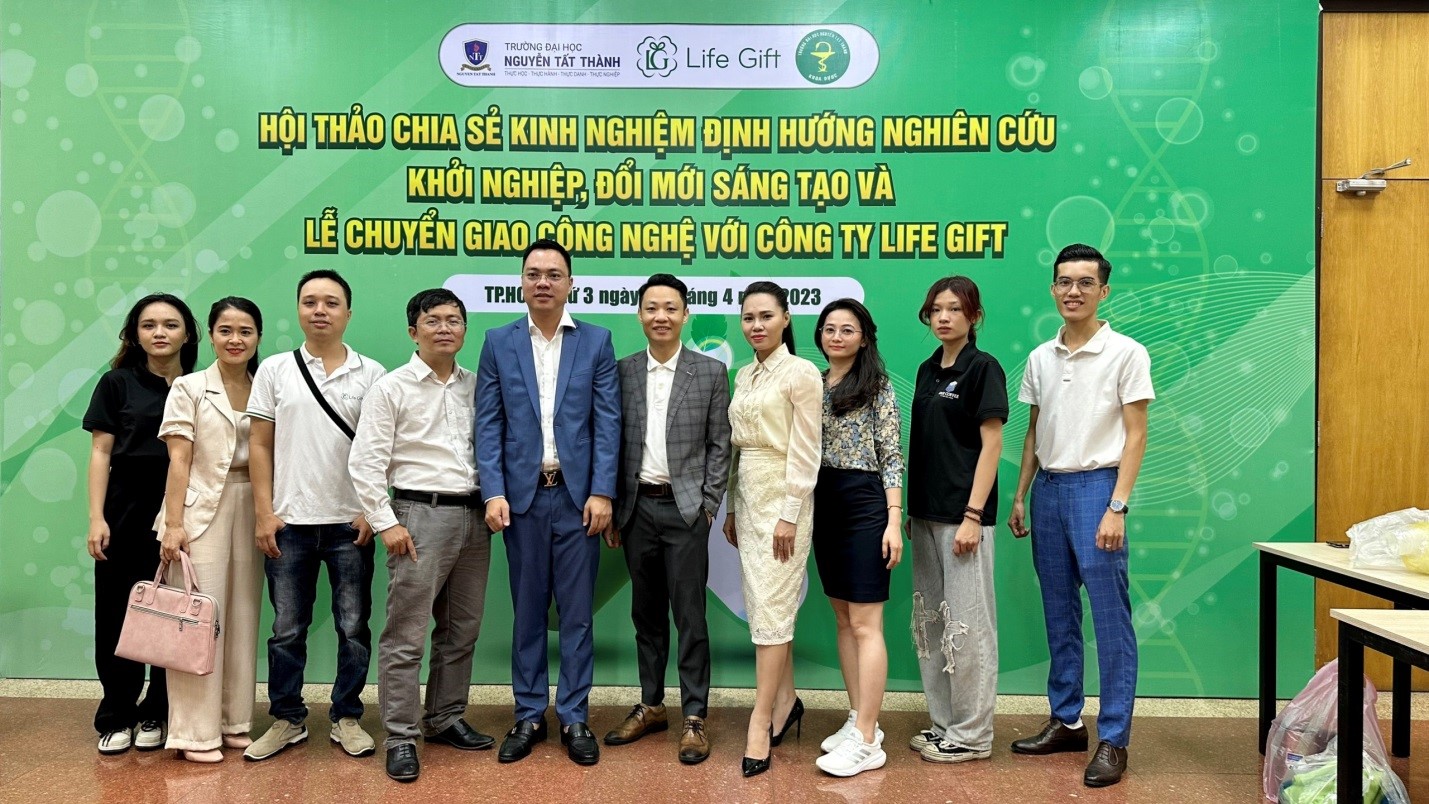 Đại diện ban lãnh đạo và các thành viên của Công ty Life Gift Việt Nam tại buổi hội thảo.