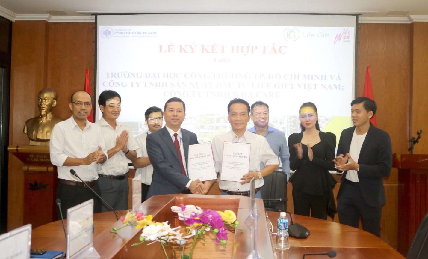 Công ty TNHH Sản xuất đầu tư Life Gift Việt Nam và Trường Đại Học Công Thương TP.HCM (HUIT) ký kết biên bản ghi nhớ hợp tác.