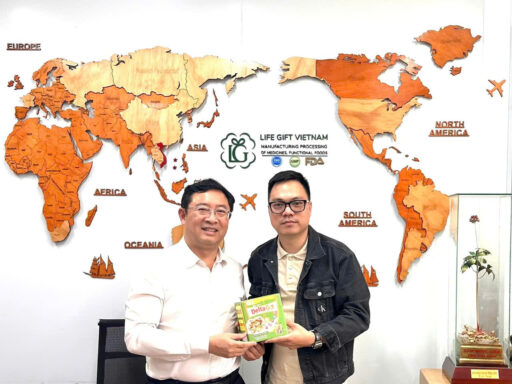 TS. Phạm Hồng Quất cùng Th.S Trần Viết Thanh – Tổng giám đốc Life Gift Việt Nam