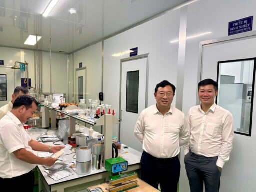 TS. Phạm Hồng Quất tham quan khu vực nghiên cứu – kiểm nghiệm tại nhà máy